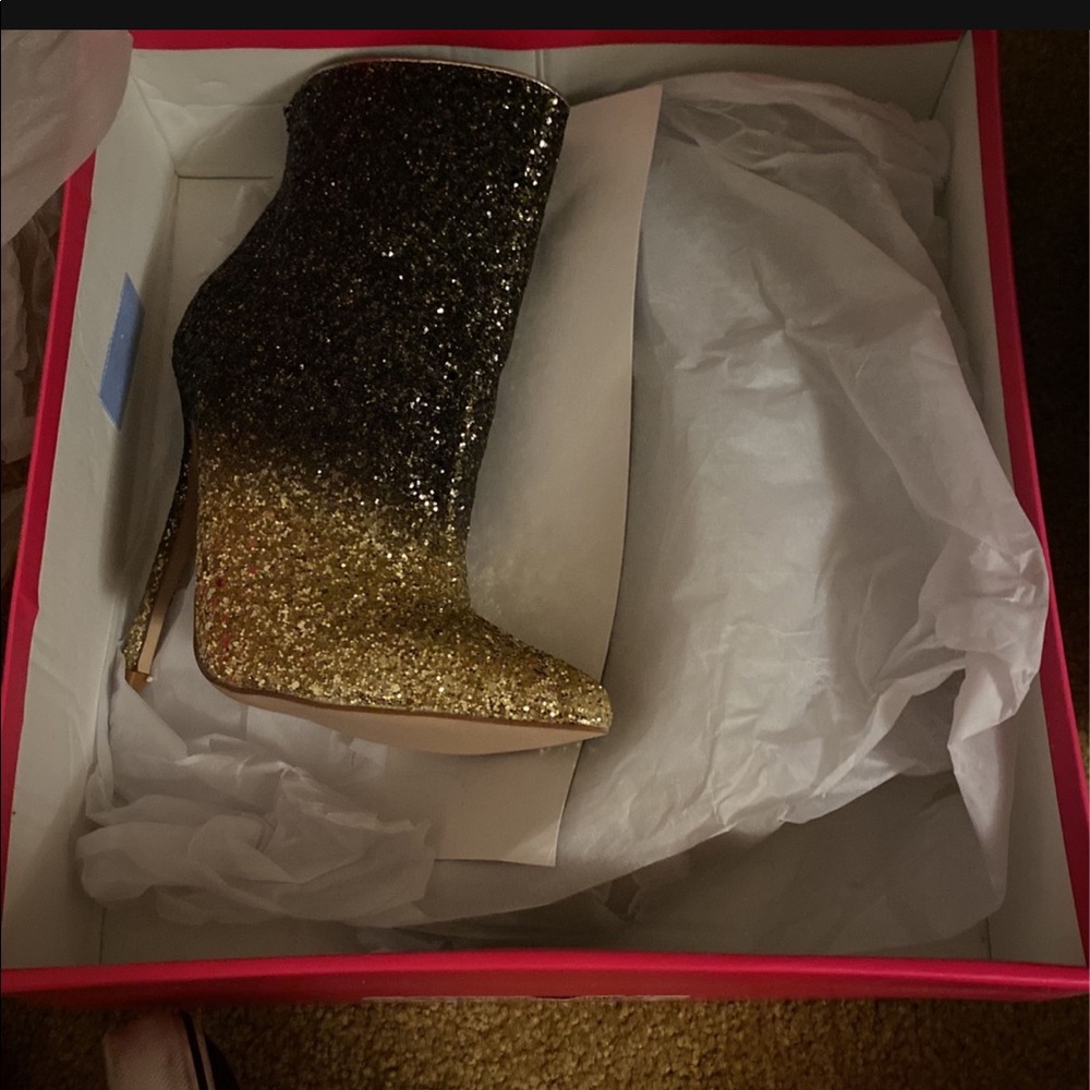 SHOEDAZZLE BOOT HEEL NEVER BEEN WARN size 7